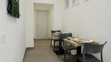 TĂ€gliches inbegriffenes FrĂŒhstĂŒck zur Selbstbedienung