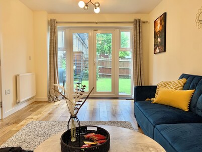 Modern 3 bedroom house in Reading with Garden & Free Parking