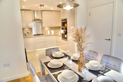 Modern 3 bedroom house in Reading with Garden & Free Parking