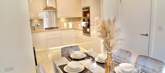 Modern 3 bedroom house in Reading with Garden & Free Parking