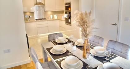 Modern 3 bedroom house in Reading with Garden & Free Parking