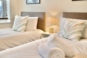 3 habitaciones, escritorio, tabla de planchar con plancha y wifi gratis 