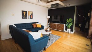 Living area - Brick & Balcony Greeley Retreat (Greeley)