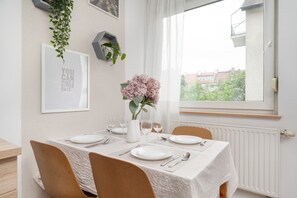 Microwave, dishwasher, coffee/tea maker, cookware/dishes/utensils - Wrocław Pretficza Apartment by Renters (Wroclaw)