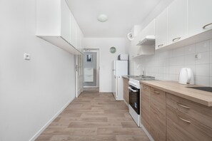 Microwave, dishwasher, coffee/tea maker, cookware/dishes/utensils - Wrocław Pretficza Apartment by Renters (Wroclaw)