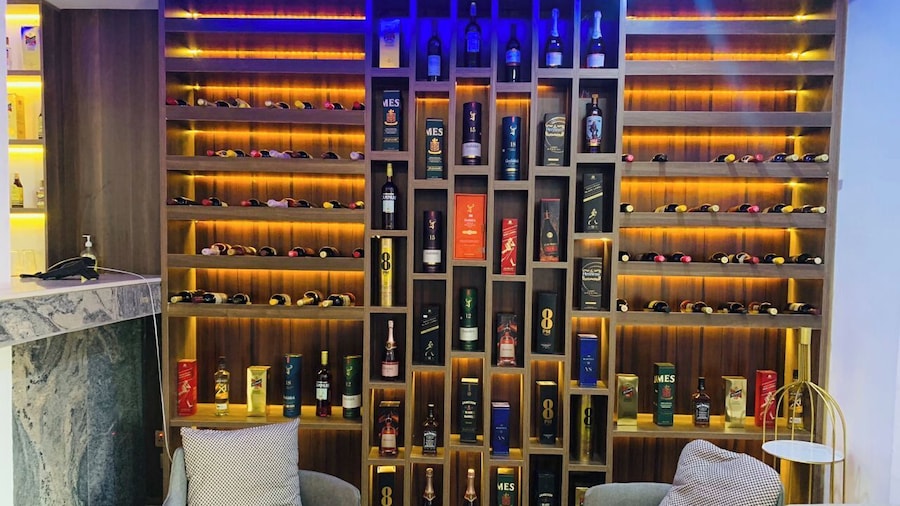 LINTOC HOTEL & SUITES LTD