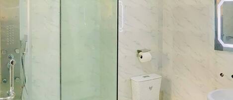 Badewanne, kostenlose Toilettenartikel, Handtücher, Seife