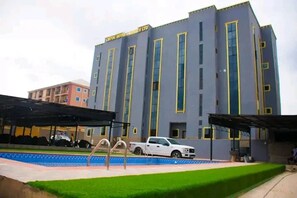 Front of property - LINTOC HOTEL & SUITES LTD (Enugu)