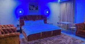 Royal Suite | Egyptian cotton sheets, premium bedding, memory foam beds, desk - LINTOC HOTEL & SUITES LTD (Enugu)