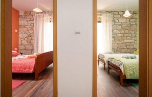 2 bedrooms, iron/ironing board, free WiFi, bed sheets