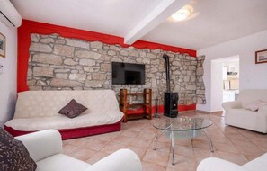 Televisión y chimenea 