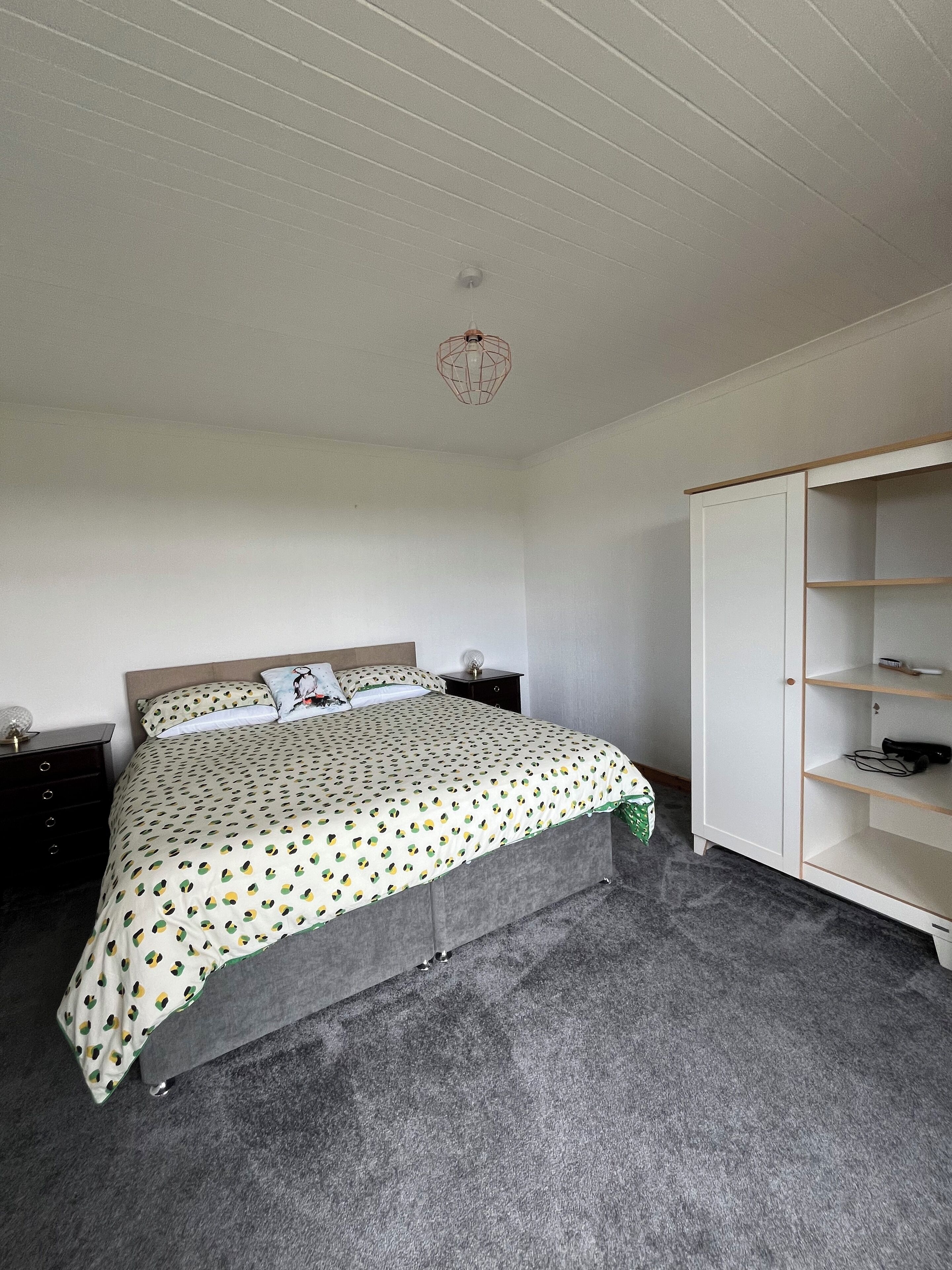 3 habitaciones, tabla de planchar con plancha, wifi y ropa de cama 