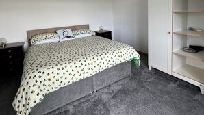 3 quartos, ferros/tábuas de passar roupa, Wi-Fi, roupa de cama