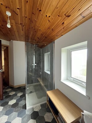 Shower, hair dryer, towels, soap - Recently Renovated Spacious 3-bedroom House in Extensive Gardens (Port of Ness)