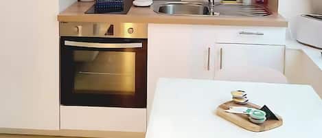 Réfrigérateur, micro-ondes, four, cafetiÚre/bouilloire