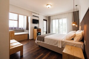 Luxury Triple Room, Sea View | Egyptian cotton sheets, premium bedding, memory foam beds, minibar