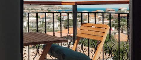 Luxury-Dreibettzimmer, Meerblick | Terrasse/Patio