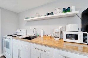 Kylskåp, mikrovågsugn, ugn och spishäll