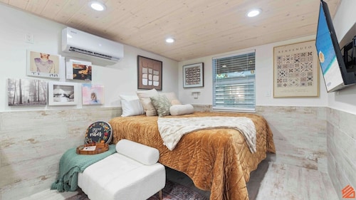 Swiftie Suite Beach Getaway Studio