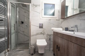 Secadora de cabello, toallas, jabón, papel de baño 
