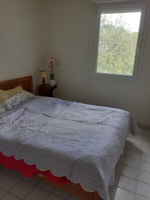 1 chambre, fer et planche à repasser, draps fournis