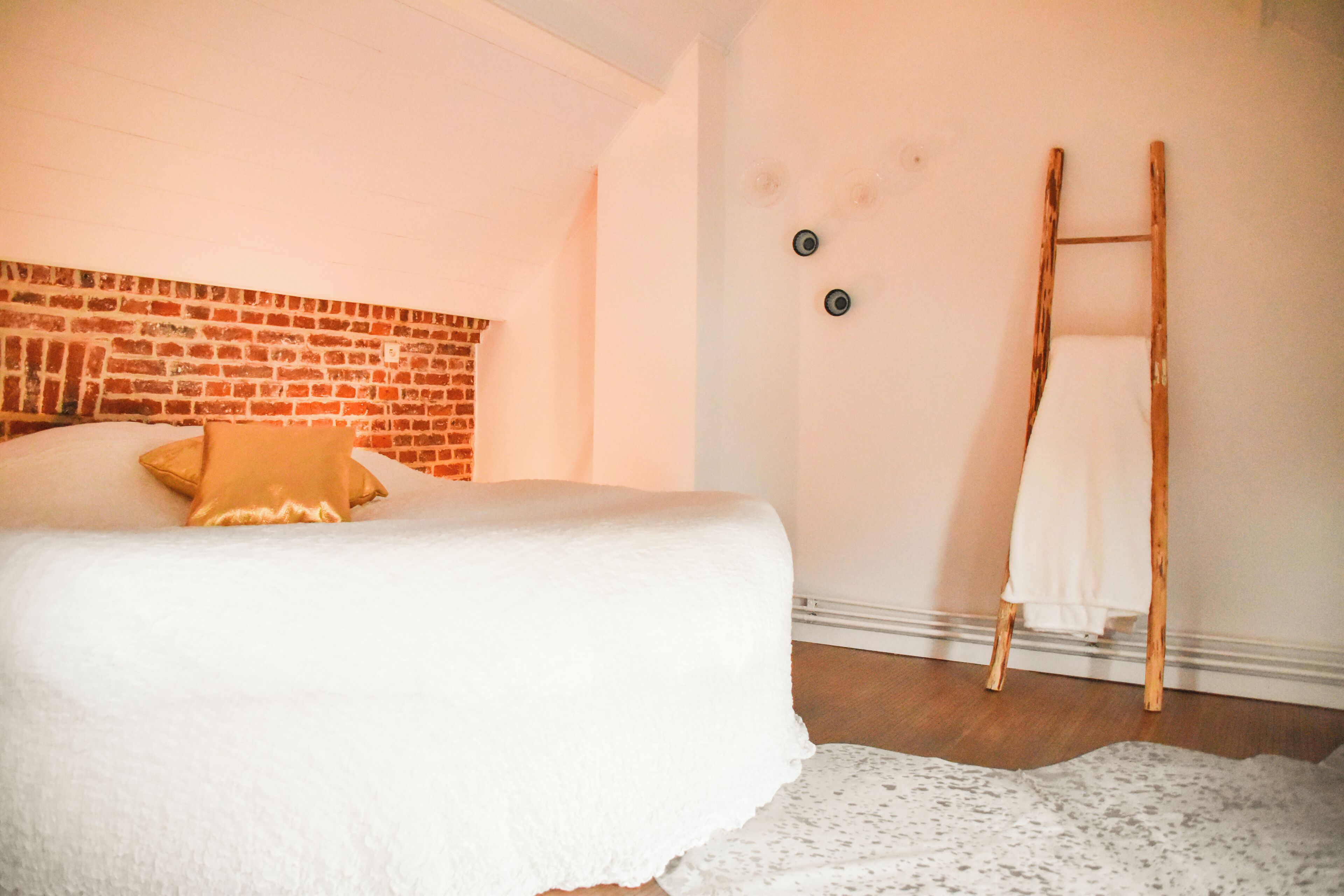 1 bedroom, desk, bed sheets