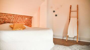 1 bedroom, desk, bed sheets