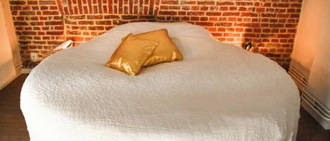 1 間睡房、書桌、床單