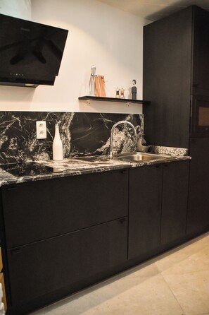 Fridge, microwave, oven, stovetop - Petite Maison Cocoon au Centre de Tournai, Idéal Pour un Couple (Tournai)