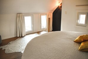 1 bedroom, desk, bed sheets