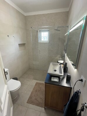 Douche, sĂšche-cheveux, serviettes fournies, savon