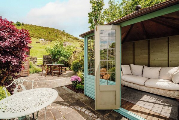 Outdoor dining - Charming Home in Staveley (Staveley)