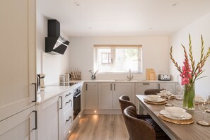 Fridge, microwave, oven, stovetop - Upper Oak House, central location with a hot tub and parking (Windermere)