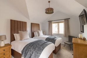 3 bedrooms, iron/ironing board, travel crib, free WiFi - Upper Oak House, central location with a hot tub and parking (Windermere)