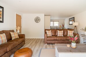 Smart TV - Upper Oak House, central location with a hot tub and parking (Windermere)