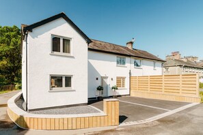 Exterior - Upper Oak House, central location with a hot tub and parking (Windermere)