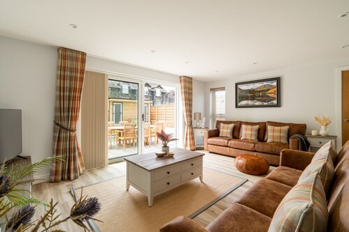 Upper Oak House, central location with a hot tub and parking