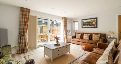 Upper Oak House, central location with a hot tub and parking