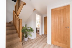 Interior - Upper Oak House, central location with a hot tub and parking (Windermere)