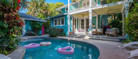 Et oppvarmet basseng