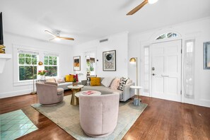 スマートテレビ、暖炉、書庫、ステレオ