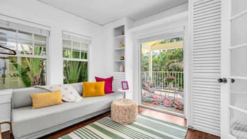 Een smart-tv, een open haard, boeken en een stereo