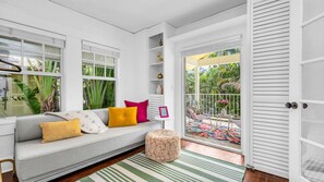 Smart TV, caminetto, libri, impianto stereo