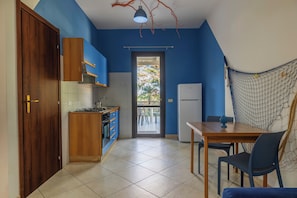 Fridge, oven, high chair