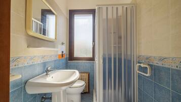 Handuk, sabun, dan tisu toilet