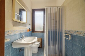 Ein Badezimmer mit Waschbecken, Toilette und Dusche.