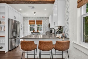 Frigorifero, microonde, forno, piano cottura