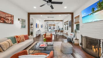 Smart TV, livros, aparelho de som