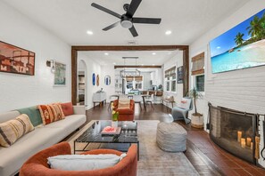 Smart TV, libri, impianto stereo