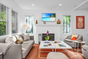 Een smart-tv, een open haard, boeken en een printer